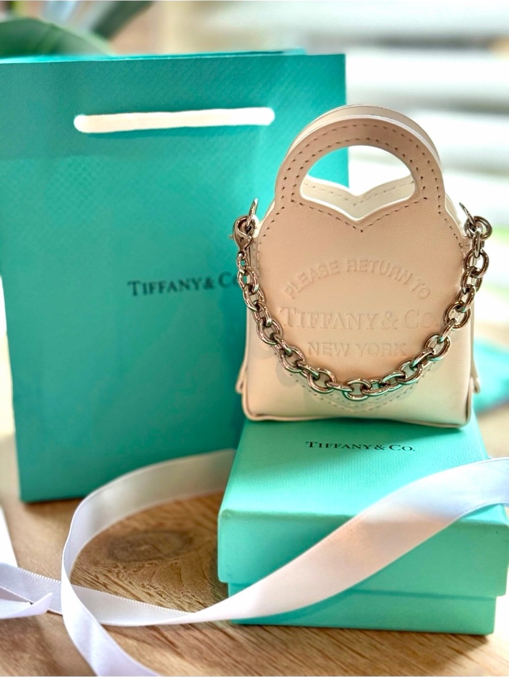 Auth Return to Tiffany & Co. White Heart Leather Mini Micro Bag
